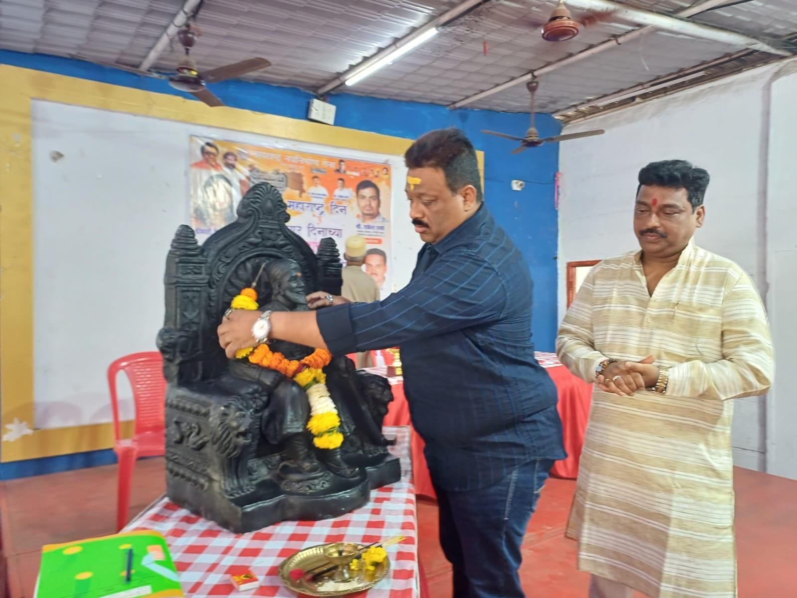इसके बाद छत्रपति शिवाजी महाराज की प्रतिमा को पुष्पांजलि अर्पित की. 