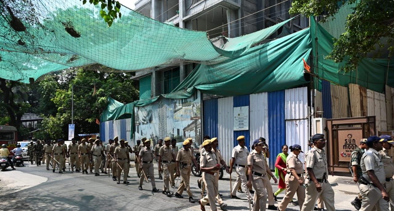 मुंबई दक्षिण मध्य में यूबीटी सेना के वरिष्ठ नेता अनिल देसाई का मुकाबला मौजूदा सांसद राहुल शेवाले से है जो शिवसेना-एकनाथ शिंदे गुट का प्रतिनिधित्व करते हैं.