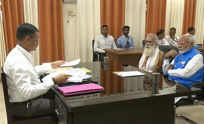 वाराणसी जिला निर्वाचन अधिकारी/जिलाधिकारी एस. राजलिंगम के सामने पीएम मोदी ने भरा नामांकन फॉर्म. इस समय उनके साथ पंडित गणेश्वर शास्त्री भी मौजूद थे. नामांकन के बाद पीएम मोदी रुद्राक्ष कन्वेंशन सेंटर में कार्यकर्ताओं के साथ बैठक भी करेंगे.