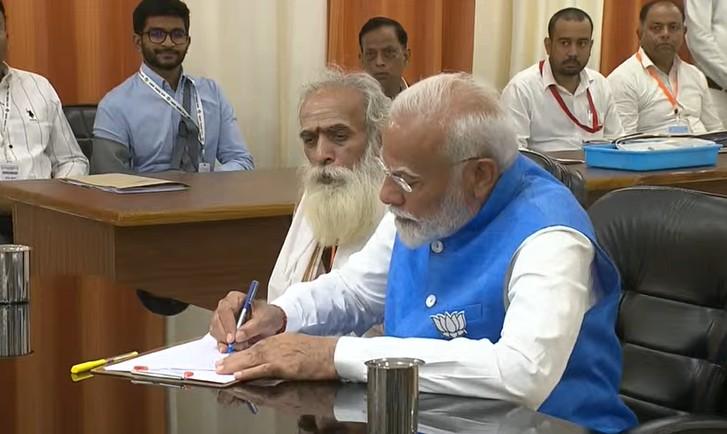आज गंगा सप्तमी और नक्षत्रराज पुष्य का संयोग है. इससे ग्रहों की अच्छी स्थिति रवि योग बन रही है. मान्यता है कि इस दिन कोई भी काम करने से मनचाही इच्छा पूरी होती है. पुष्य नक्षत्र में कोई भी कार्य किया जाए तो उसका पूरा होना निश्चित माना जाता है. कहा जा रहा है कि इस खास मौके पर पीएम ने अपना नामांकन दाखिल किया है.