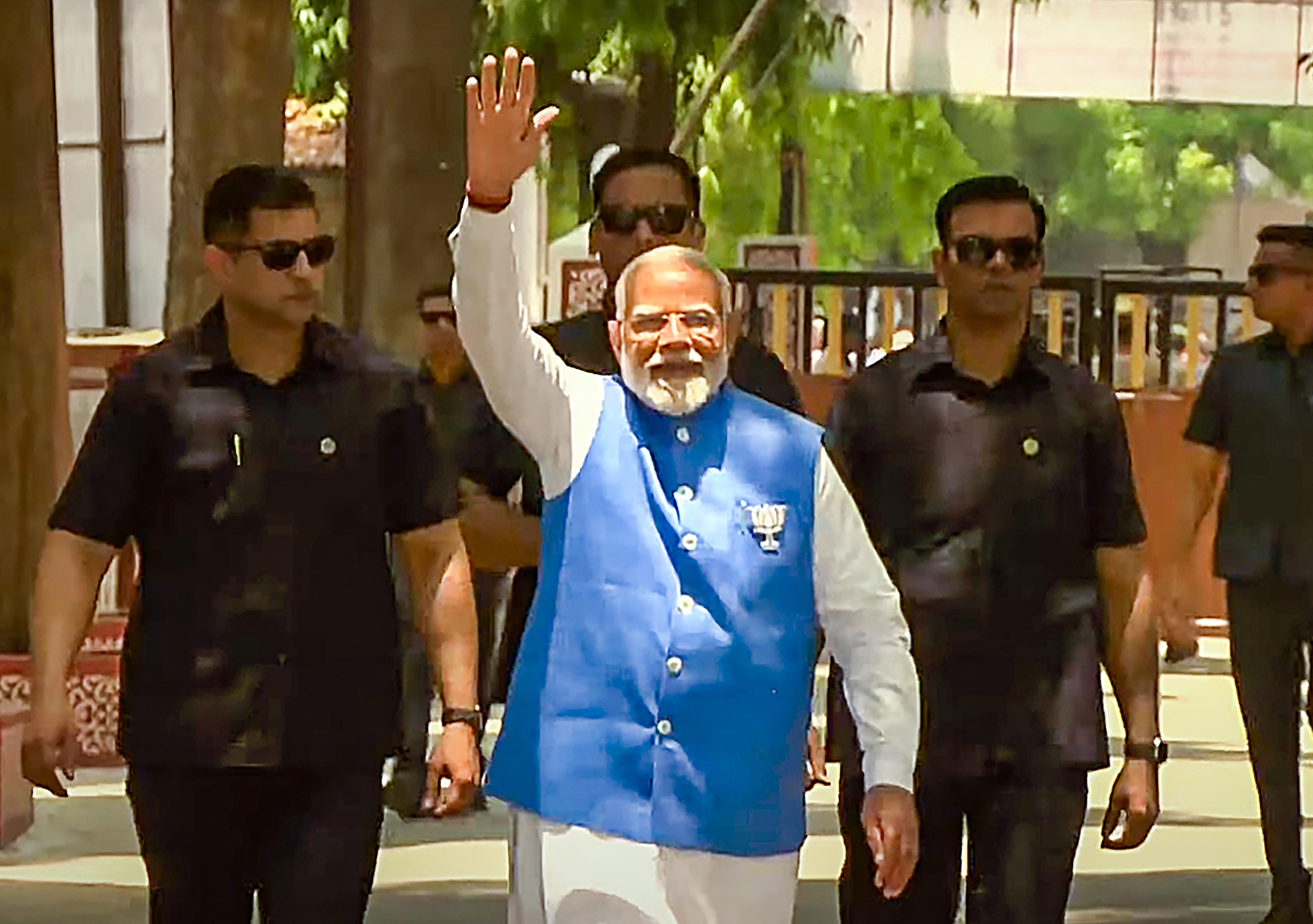गंगा सप्तमी के मौके पर पीएम मोदी दशाश्वमेध घाट पर मां गंगा की पूजा करने के बाद क्रूज से नमो घाट पहुंचे. वहां से वह सड़क मार्ग से काल भैरव मंदिर के लिए रवाना हुए। कालभैरव की पूजा-अर्चना के बाद पीएम मोदी नामांकन स्थल पहुंचे.