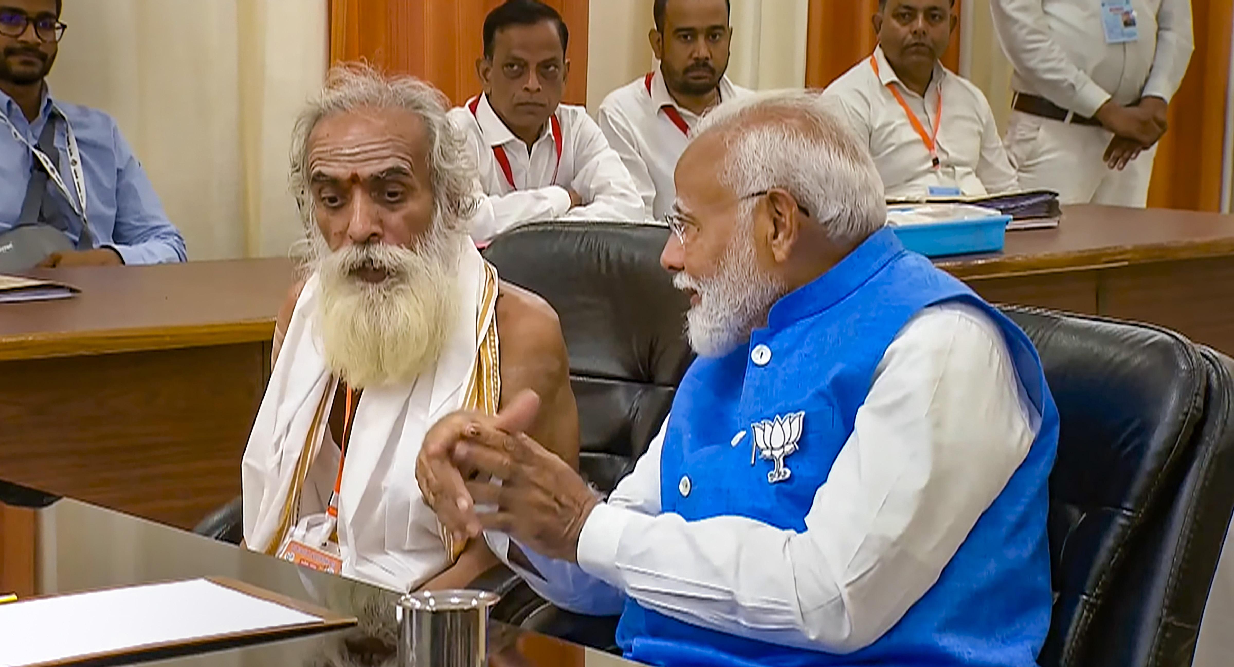 प्रधानमंत्री नरेंद्र मोदी ने लोकसभा चुनाव 2024 के लिए वाराणसी से नामांकन दाखिल कर दिया है. वह तीसरी बार वाराणसी से चुनाव लड़ रहे हैं.