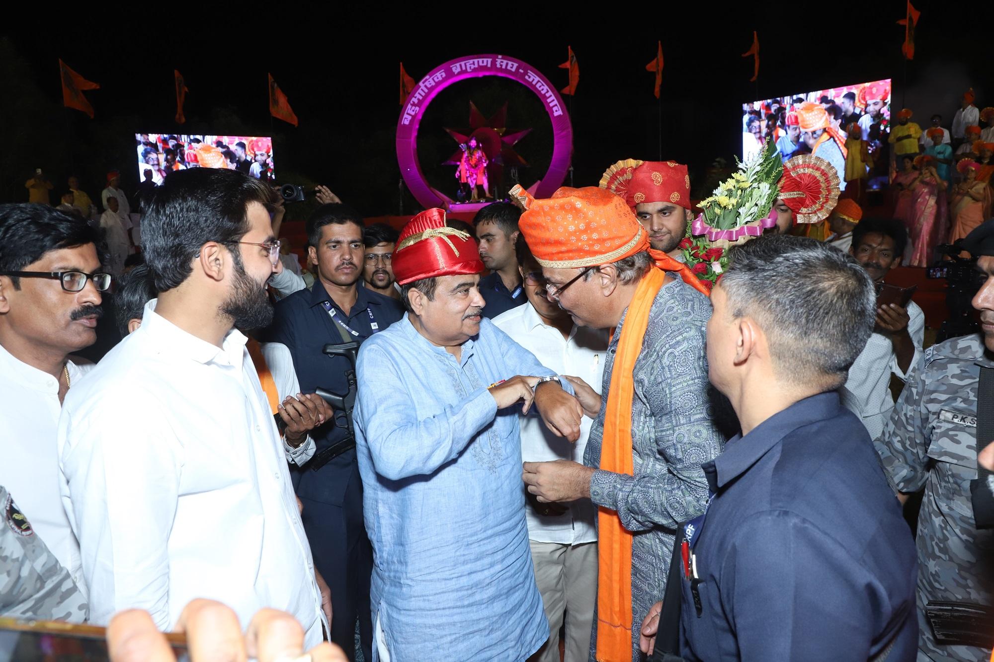 रैली के बाद वह परशुराम जयंती के अवसर पर इस कार्यक्रम में भी पहुंचे. केंद्रीय मंत्री नितिन गडकरी का साफा पहनाकर सम्मान किया गया. साथ ही कार्यक्रम में जलगांव से उम्मीदवार बीजेपी स्मिता वाघ भी पहुंची थीं.