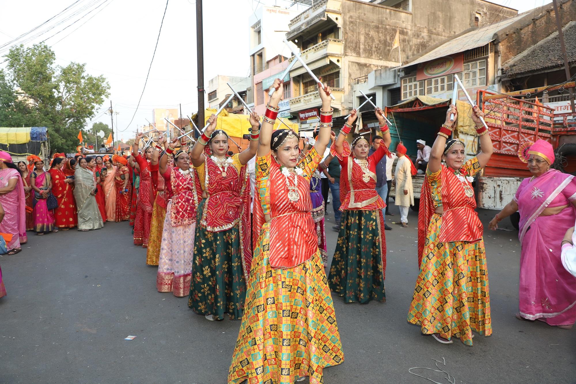 शोभायात्रा में महिलाओं ने पारंपरिक नृत्य भी किए.