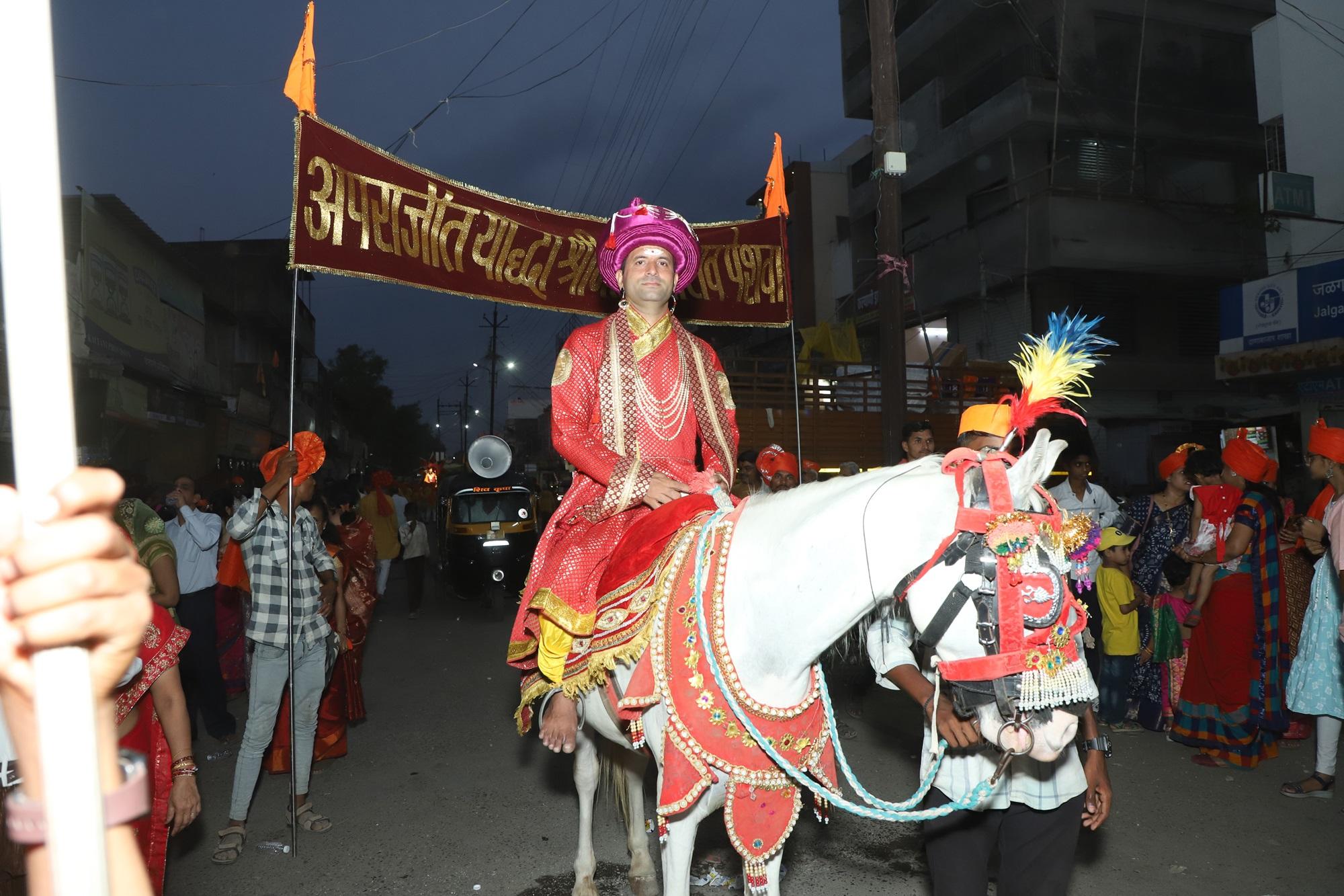 शोभायात्रा में बाजीराव पेशवा की पोशाक भी पहने हुए व्यक्ति दिखाई दिया. उनके पराक्रम को इस दौरान याद किया गया.