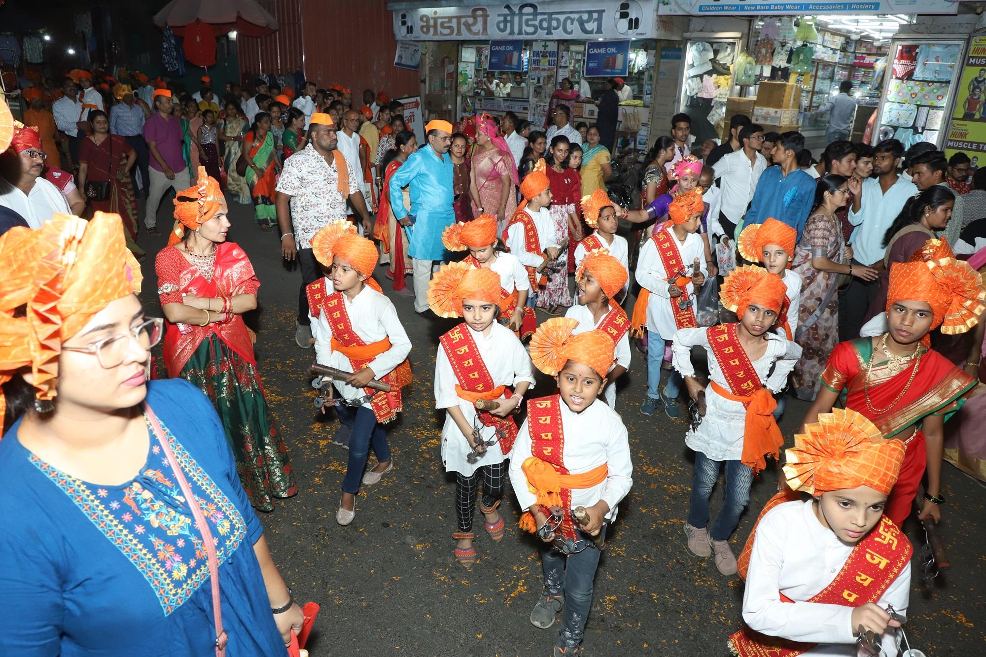परशुराम जयंती पर निकाली गई इस शोभायात्रा में बच्चे पारंपरिक पोशाक में दिखाई दिए.