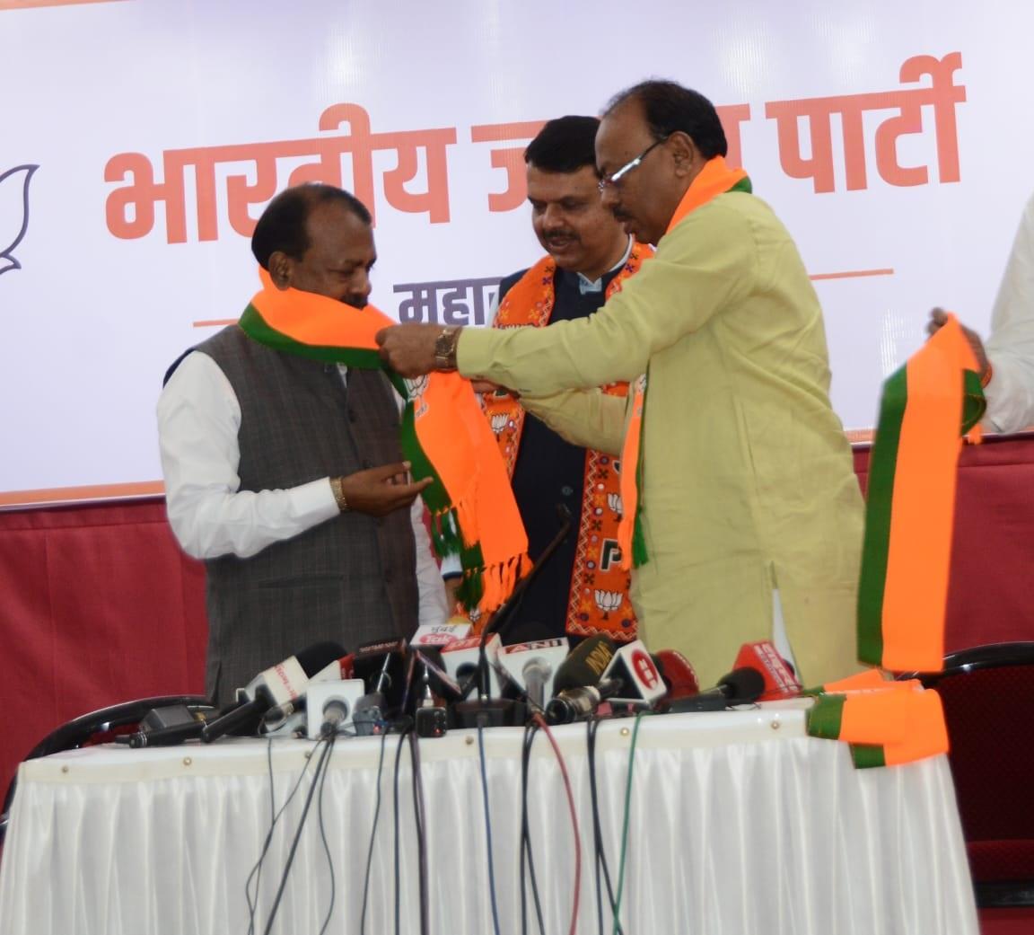महाराष्ट्र के उपमुख्यमंत्री देवेंद्र फडणवीस ने राजेंद्र गावित का बीजेपी में स्वागत किया.