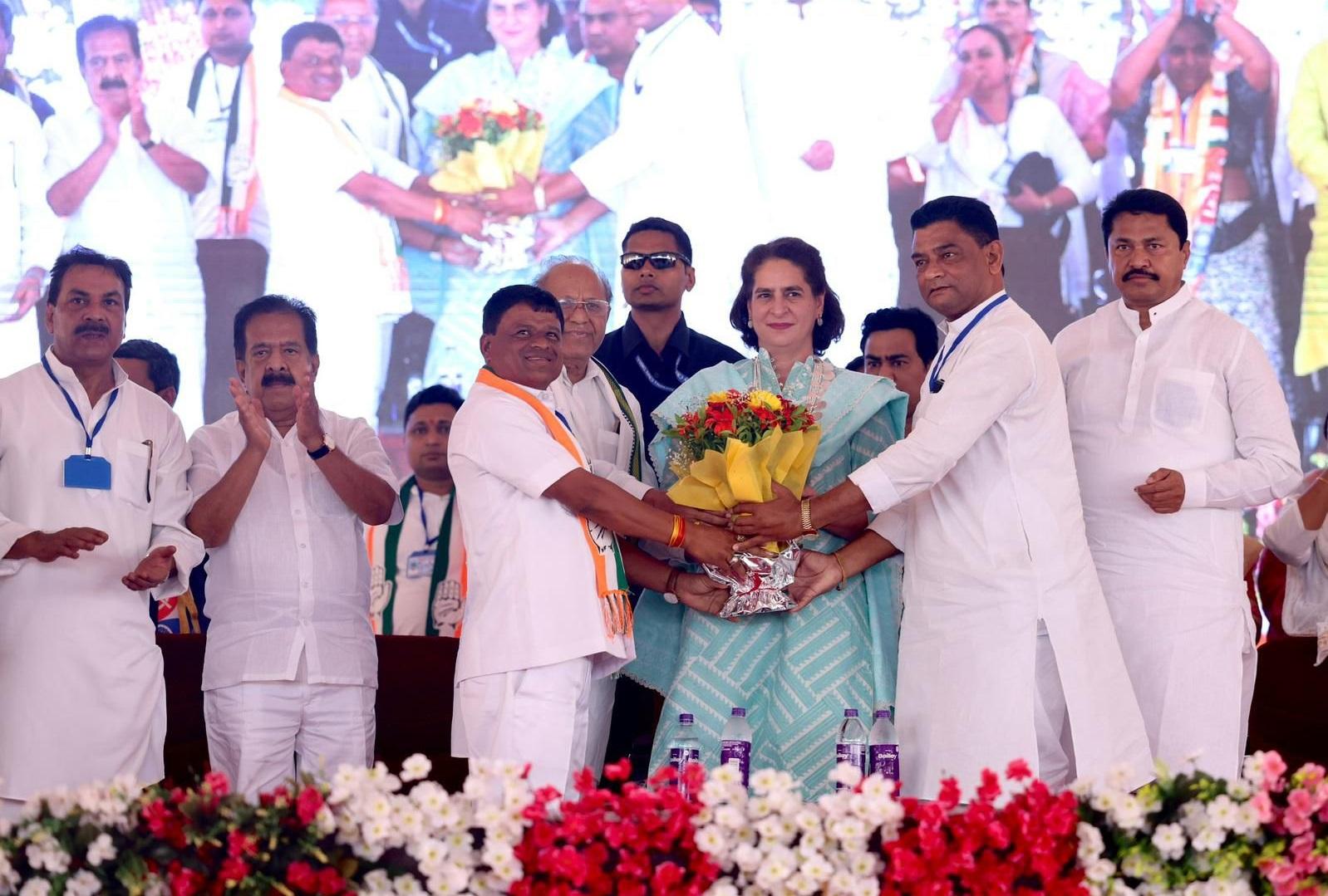 इस बैठक के प्रभारी रमेश चेन्निथला, कांग्रेस प्रदेश अध्यक्ष नाना पटोले, प्रदेश कार्यकारी अध्यक्ष पूर्व मंत्री नसीम खान, पूर्व मंत्री के, सी, पाडवी, ए. शिरीष नाइक, क्षेत्रीय उपाध्यक्ष संगठन एवं प्रशासन नाना गावंडे आदि उपस्थित थे.