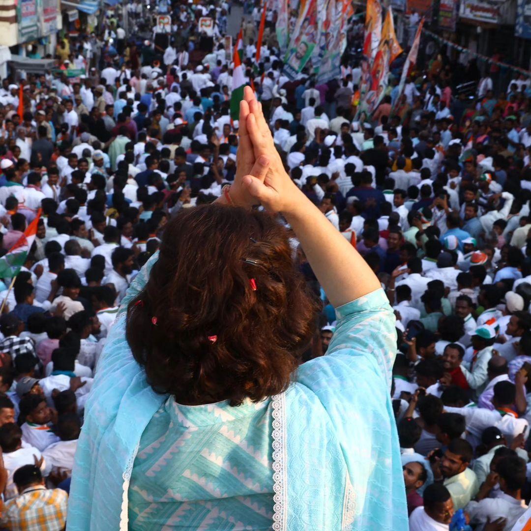 प्रियंका गांधी वाड्रा सभा के दौरान बताया कि कांग्रेस पार्टी ने आदिवासी समाज के विकास के लिए लगातार काम किया है. प्रधानमंत्री इंदिराजी गांधी ने आदिवासी समुदाय को जल, जंगल और जमीन का अधिकार दिया.` 