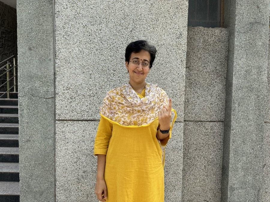 दिल्ली से आप नेता अतिशि मार्लेना ने भी वोटिंग की. अतिशी अरविंद केजरीवाल की गिरफ्तारी के बाद से काफी चर्चा में हैं. (फोटो/एक्स)