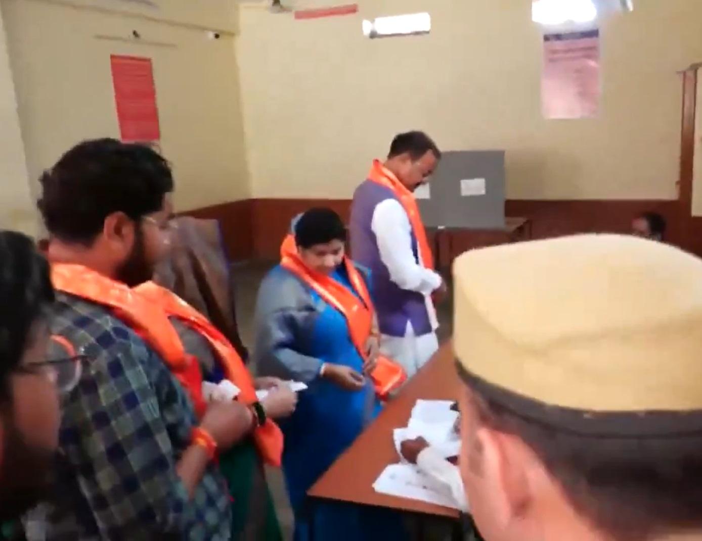 उत्तर प्रदेश के डिप्टी सीएम केशव प्रसाद मौर्य ने भी अपना मतदान किया. (फोटो/एएनआई)