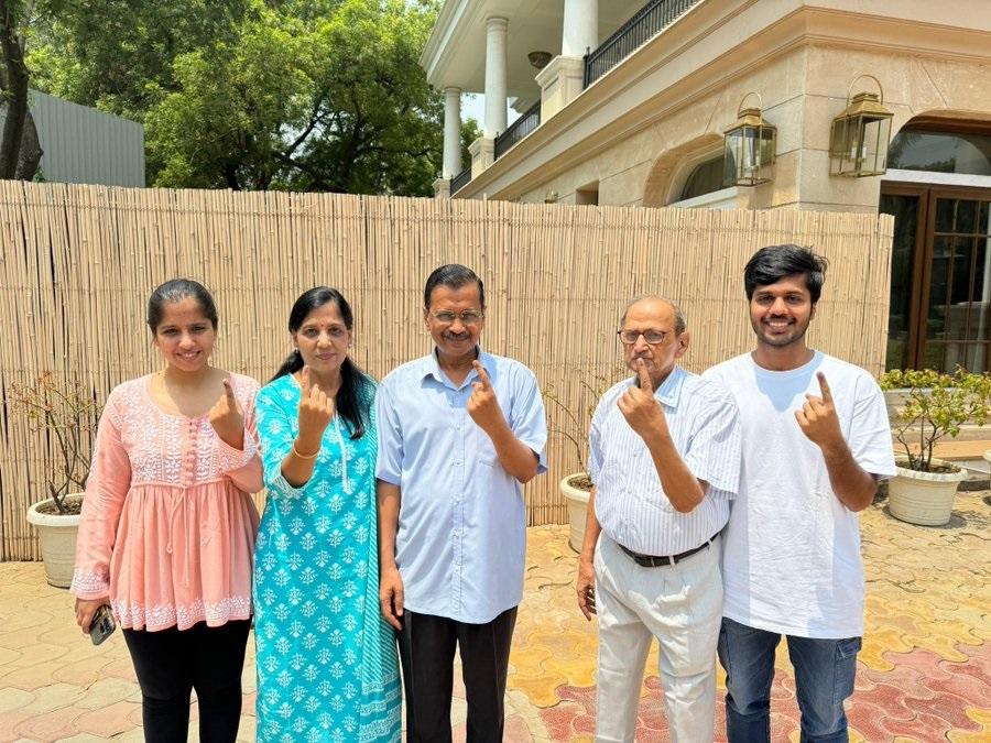 दिल्ली के सीएम अरविंद केजरीवाल भी परिवार के साथ मतदान करने पहुंचे. मतदान के बाद उन्होंने अपने एक्स अकाउंट से फोटो शेयर की.