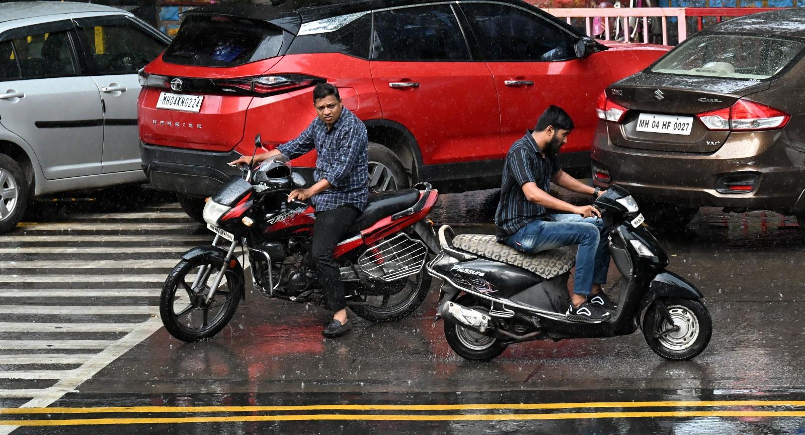 सड़कों पर लोग बारिश का आनंद लेते भी दिखाई दिए.