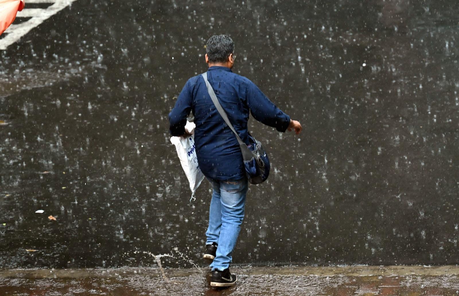 लगातार पड़ रही चिलचिलाती धूप ने काफी परेशान कर दिया था. आज अचानक हुई बारिश ने लोगों को कुछ राहत दी है.
