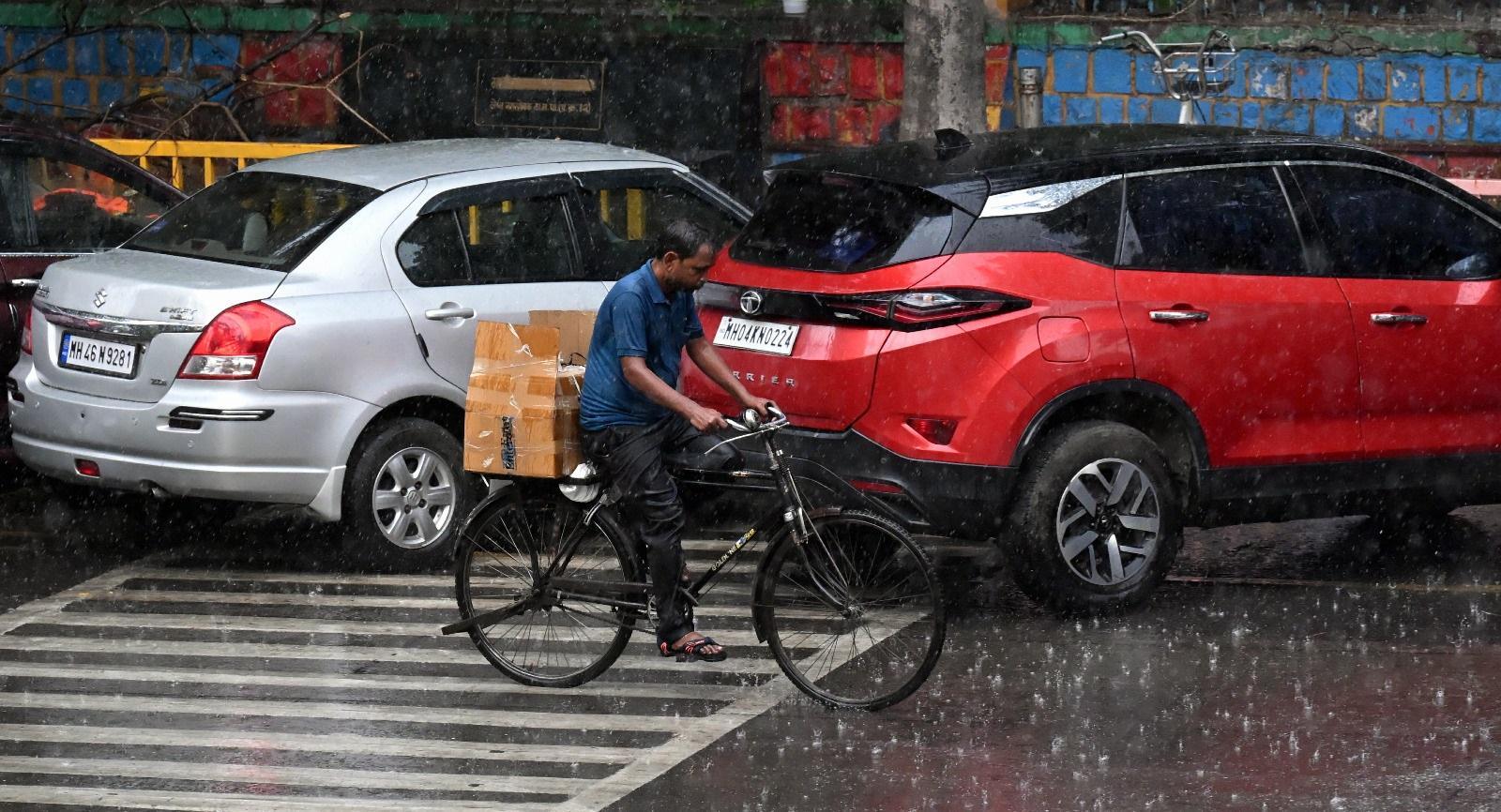 ठाणे और डोंबिवली में आज अचानक बारिश होने से मौसम में कुछ राहत मिली है.
