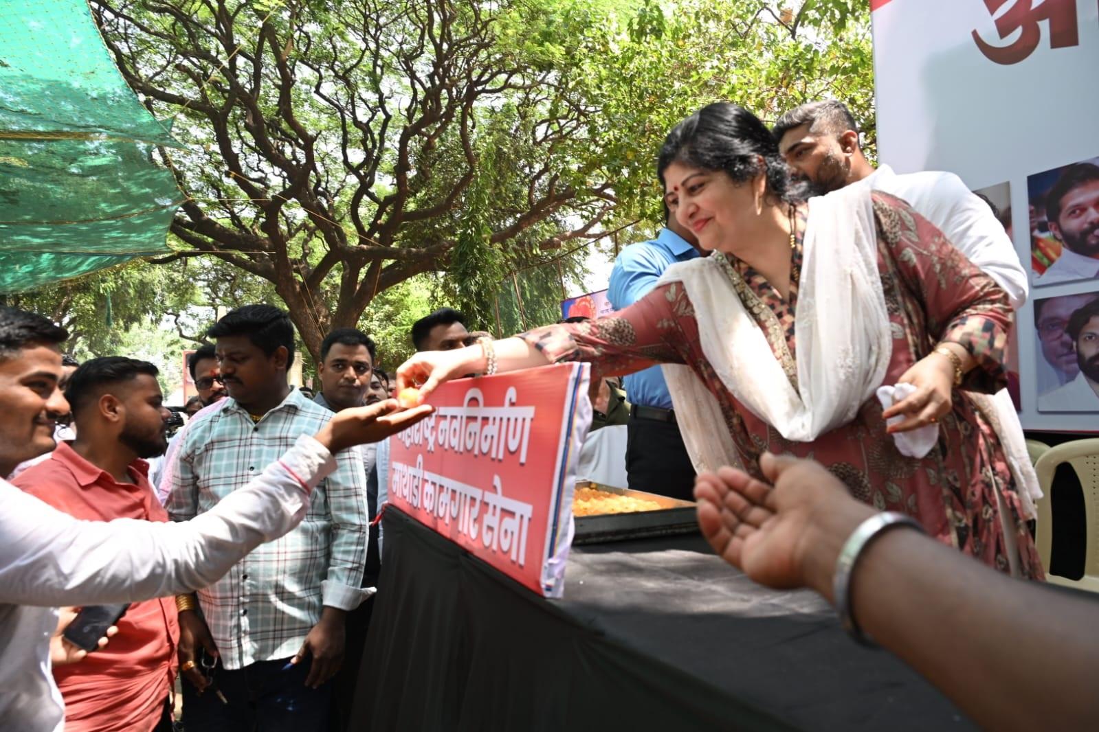 उनके जन्मदिन पर मनसे की ओर से मिठाई वितरण भी किया गया. राज ठाकरे और शर्मिला ठाकरे के बेटे पिछले कुछ समय से राजनीति में भी सक्रिय हैं. चुनाव प्रचार के दौरान उन्होंने महाराष्ट्र के कई राज्यों का दौरा भी किया.