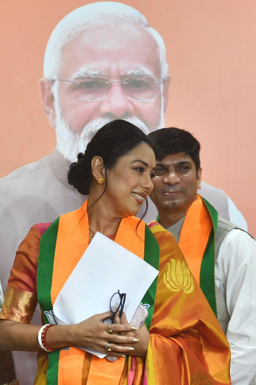 सबसे खास बात ये थी कि बीजेपी पार्टी का चिन्ह कमल है और उनकी साड़ी में भी कमल बना हुआ था.