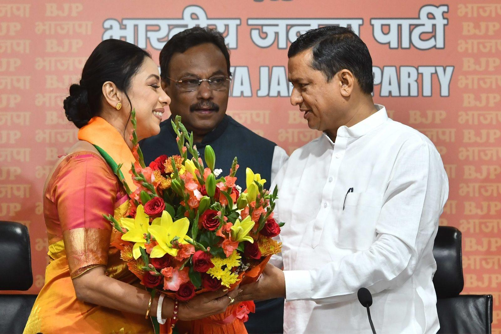 इस दौरान उन्हें पार्टी कार्यकर्ताओं ने ज्वाइनिंग लेटर, बुके देकर सम्मानित भी किया. रूपाली गांगुली की ये फोटोज़ सोशल मीडिया पर काफी वायरल हो रही हैं.