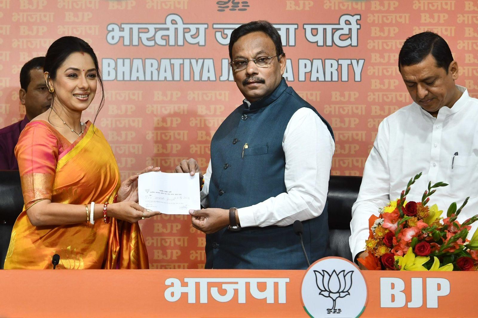 रूपाली गांगुली ने साड़ी के साथ ऑरेंज गोल्ड इरिंग्स और मंगलसूत्र कैरी किया था.