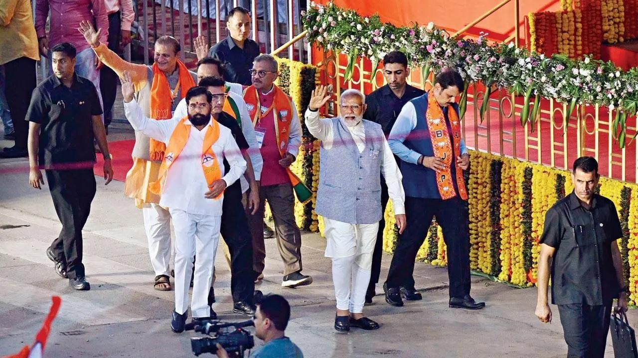 प्रधानमंत्री नरेंद्र मोदी बुधवार को घाटकोपर में सीएम एकनाथ शिंदे (बाएं) और डिप्टी सीएम देवेंद्र फड़णवीस के साथ. तस्वीर/राणे आशीष