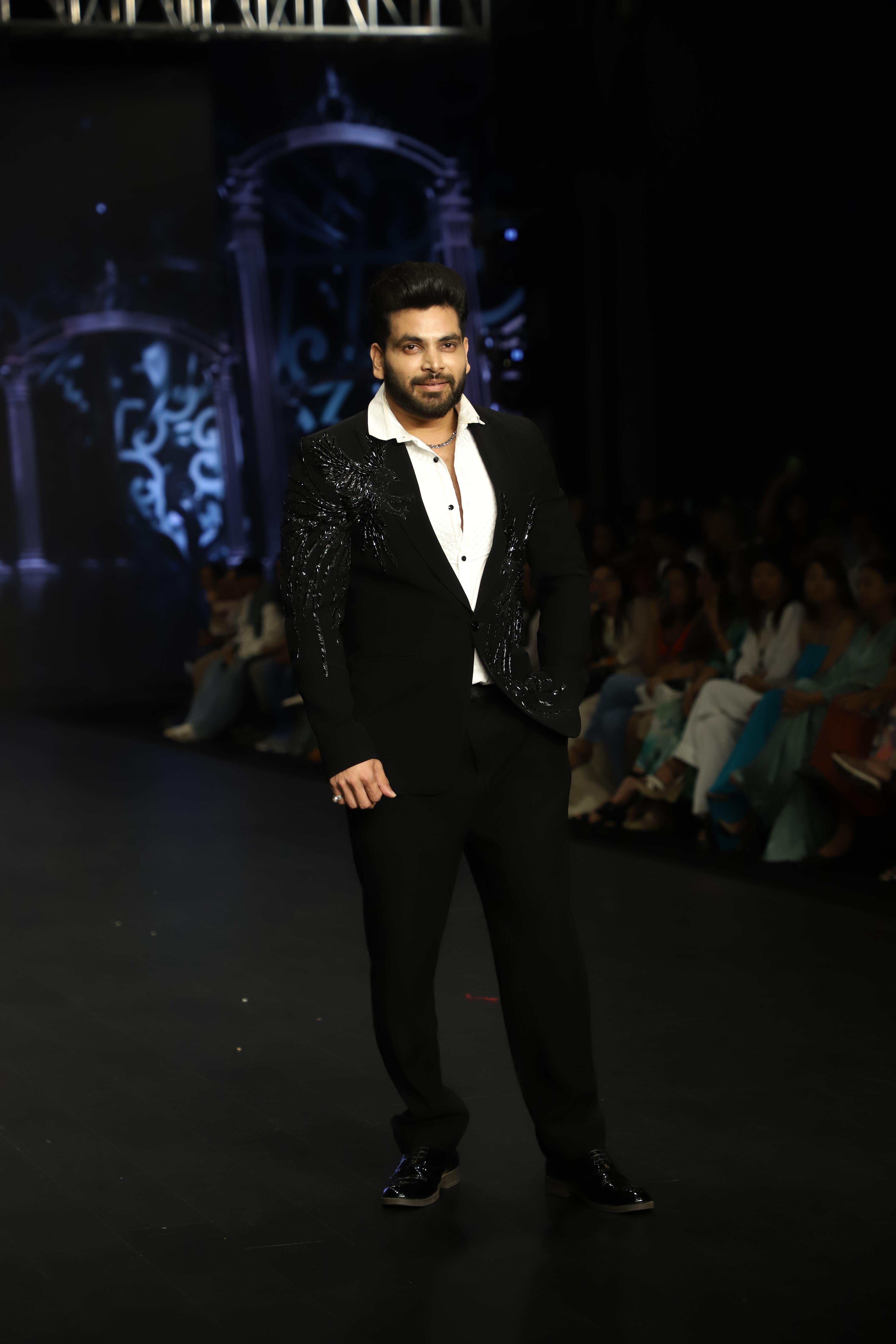 `बिग बॉस` फेम शिव ठाकरे भी बॉम्बे टाइम्स फैशन वीक में ब्लैक शूट बूट में नजर आए. 