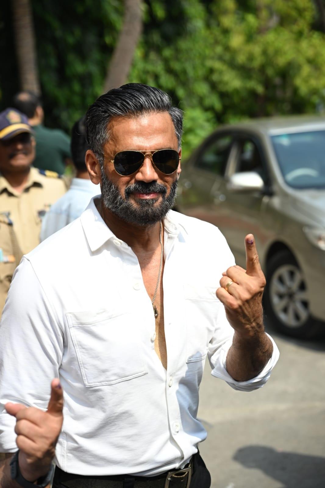 एक्शन हीरो सुनील शेट्टी ने भी मतदान के बाद पैप्स को पोज़ दिया. सुनील शेट्टी इन दिनों डांस दिवाने रियालिटी शो में नज़र आ रहे हैं.