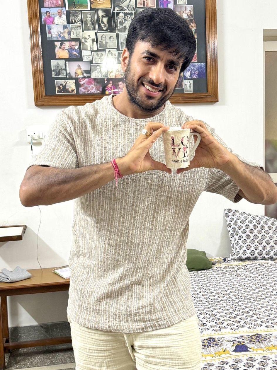 अनुज अरोरा
मुझे चाय पसंद है, और मेरे लिए, यह सब साहचर्य के बारे में है. यह एक प्रेम संबंध की तरह है क्योंकि आप अपने चाय साथियों के साथ चाय का आनंद लेते हैं. चाय मेरे लिए बहुत खास है और मेरी चाय की साथी मेरी माँ है. जब भी हम साथ होते हैं तो सुबह और शाम की चाय जरूर पीते हैं. मुझे अदरक मसाला चाय और लेमनग्रास वाली चाय बहुत पसंद है. चाय से ज्यादा मुझे उस व्यक्ति का साथ पसंद है जिसके साथ मैं चाय पीता हूं. मैं चाय के बिना रह सकता हूं, लेकिन जिस इंसान के साथ चाय पीता हूं, उसका साथ मुझे ज्यादा अच्छा लगता है.