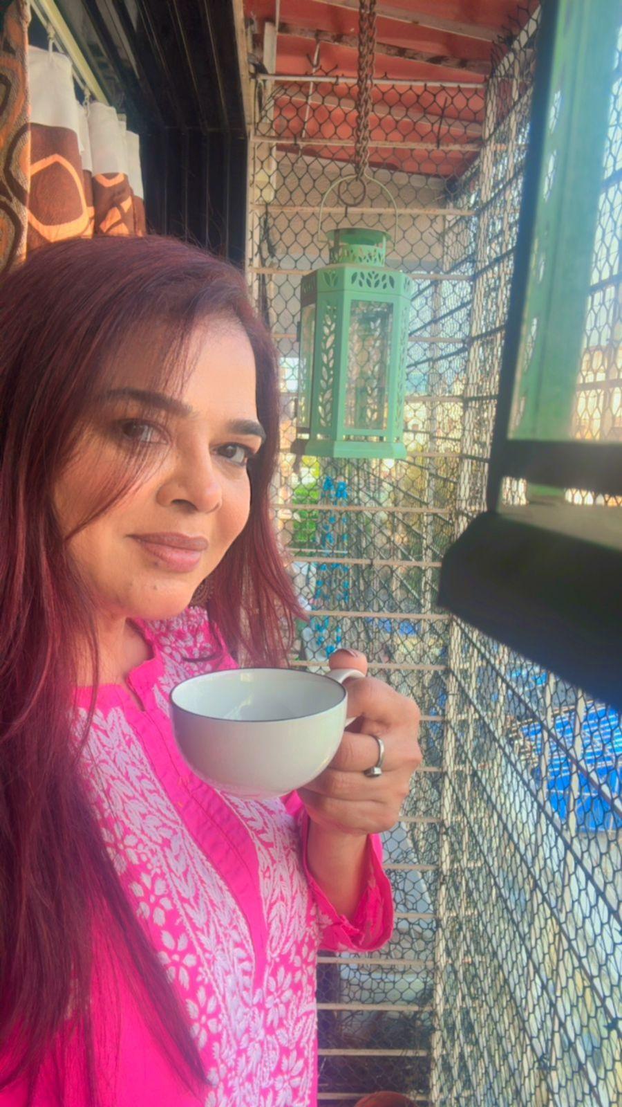 गुलफम खान हुसैन
मुझे लगता है कि हर भारतीय का पहला प्यार चाय है. अगर अली (मेरे पति) और मैं ऊर्जावान होना चाहते हैं, तो हम चाय पीते हैं; अगर हम आराम करना चाहते हैं तो हम चाय पीते हैं. मेरे लिए, चाय एक जादुई अमृत है - यह एक ही समय में शांत और स्फूर्तिदायक है. चाय के प्रति मेरा प्रेम मेरे माता-पिता से आता है. मेरे पिता पंजाब से थे, इसलिए उनके दिन की शुरुआत और अंत चाय से होता था. मेरी मां गोवा से थीं और वह सबसे अच्छी चाय बनाती थीं. मुझे याद है कि मेरे दोस्त शहर के दूसरी तरफ से सिर्फ मेरी मां के हाथ की बनी चाय पीने के लिए आते थे. मेरे पास घर पर विभिन्न प्रकार की चाय हैं: ओलोंग, जैस्मीन, मोरिंगा, फ्लोरल, तुर्की फलों की चाय, अर्ल ग्रे, नीली चाय, हिबिस्कस और कैमोमाइल - मेरे पास ये सभी हैं. लेकिन मेरी सर्वकालिक पसंदीदा भारतीय मसाला चाय है. मैं बहुत अधिक चाय पीती थी,लेकिन हाल ही में, मैंने इसे दिन में 2 कप तक कम कर दिया है - ज्यादातर बिना दूध और चीनी के मसाला चाय, बस सुबह में थोड़ा गुड़ के साथ, और शाम को अन्य चाय में से एक. संयम ही कुंजी है. मेरा मानना है कि समस्या चाहे कितनी भी बड़ी हो, अगर आप एक कप चाय पी लें और थोड़ी देर शांति से बैठ जाएं तो आपको समाधान मिल जाएगा. मेरे लिए चाय बिल्कुल दिव्य है.