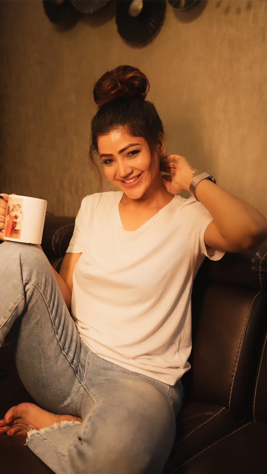 सोनिया बंसल
चाय का मेरा पसंदीदा मिश्रण थोड़ी सी लेमनग्रास वाली मसाला चाय है. यह मेरी पसंदीदा प्रकार की चाय में से एक है. मुझे चाय बहुत पसंद है, लेकिन मैं इसकी आदी नहीं हूं. मैं हर चीज को अनुपात में रखना पसंद करती हूं. कुछ भी कम ज्यादा नहीं.