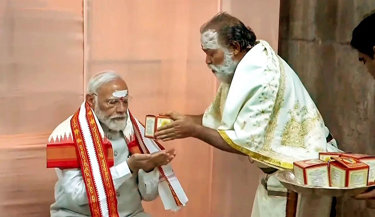 मंदिर के पुजारियों ने पीएम मोदी के माथे पर तिलक लगाया और वैदिक आशीर्वाद दिया.