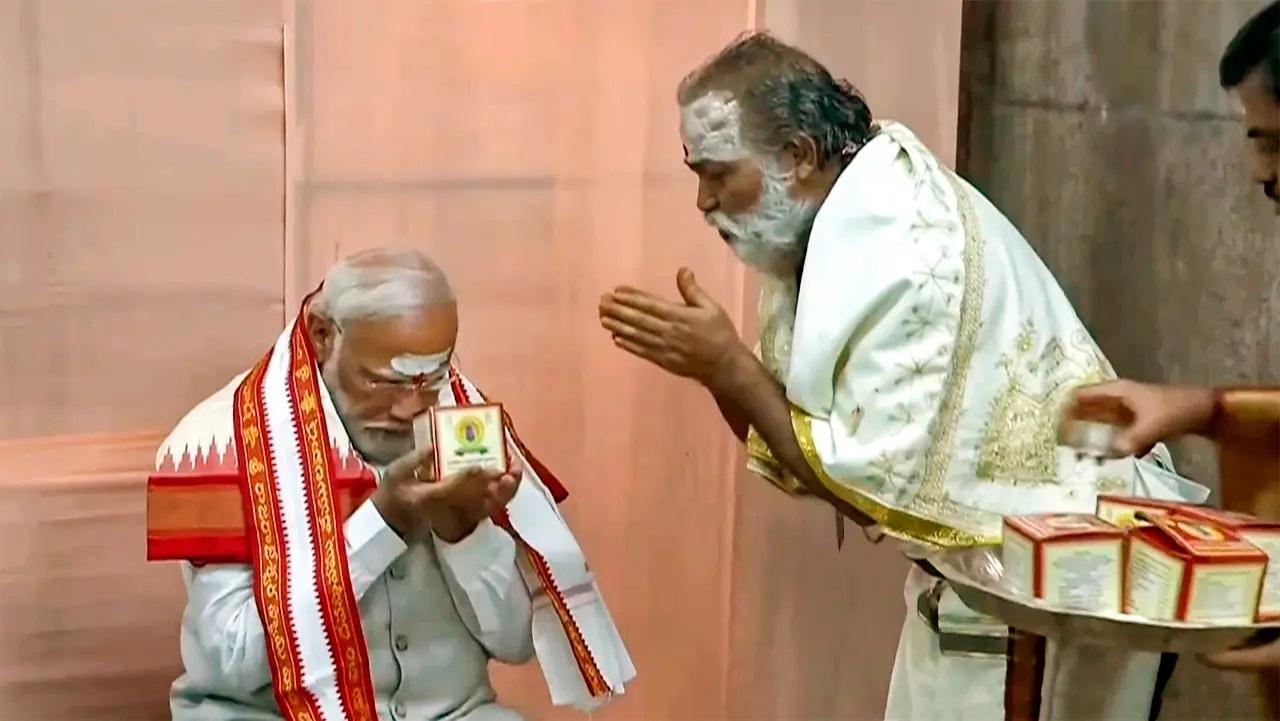 पीएम मोदी मंगलवार रात दक्षिणी राज्य पहुंचे और राजभवन में रुके.