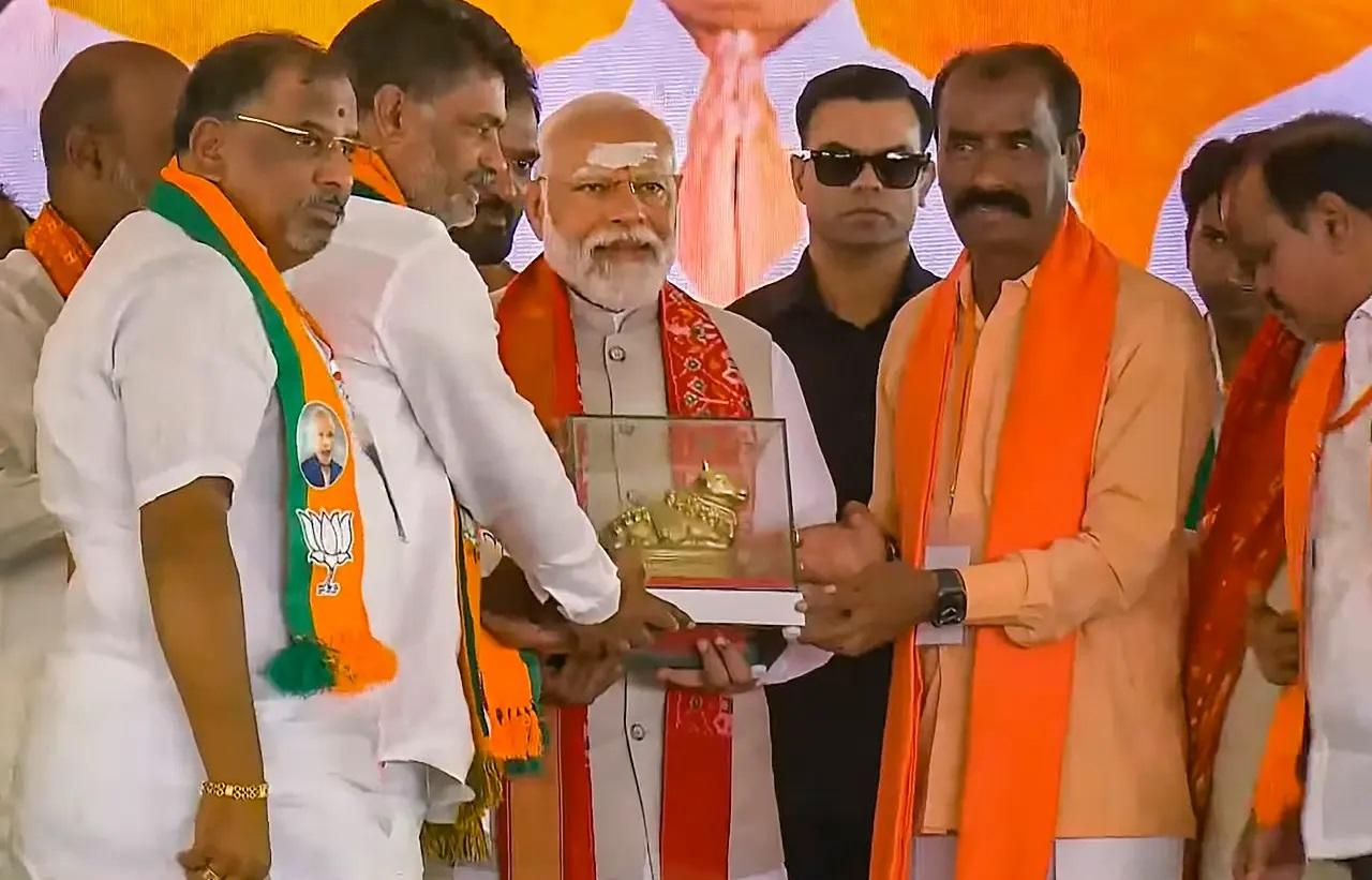 मंदिर में पूजा-अर्चना के बाद पीएम मोदी तेलंगाना के करीमनगर और वारंगल इलाके में रैलियां करेंगे.