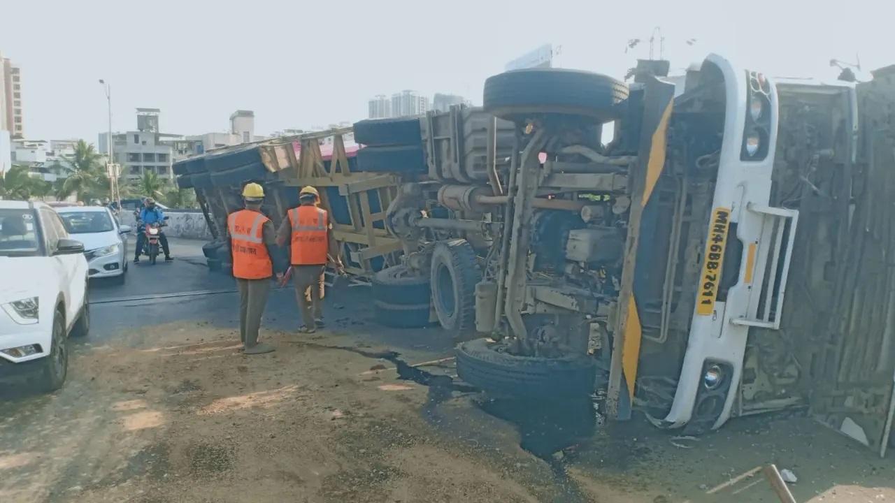 एक अधिकारी ने बताया कि अग्निशमन विभाग के अधिकारी मौके पर पहुंचे और बचाव एवं राहत अभियान शुरू किया.