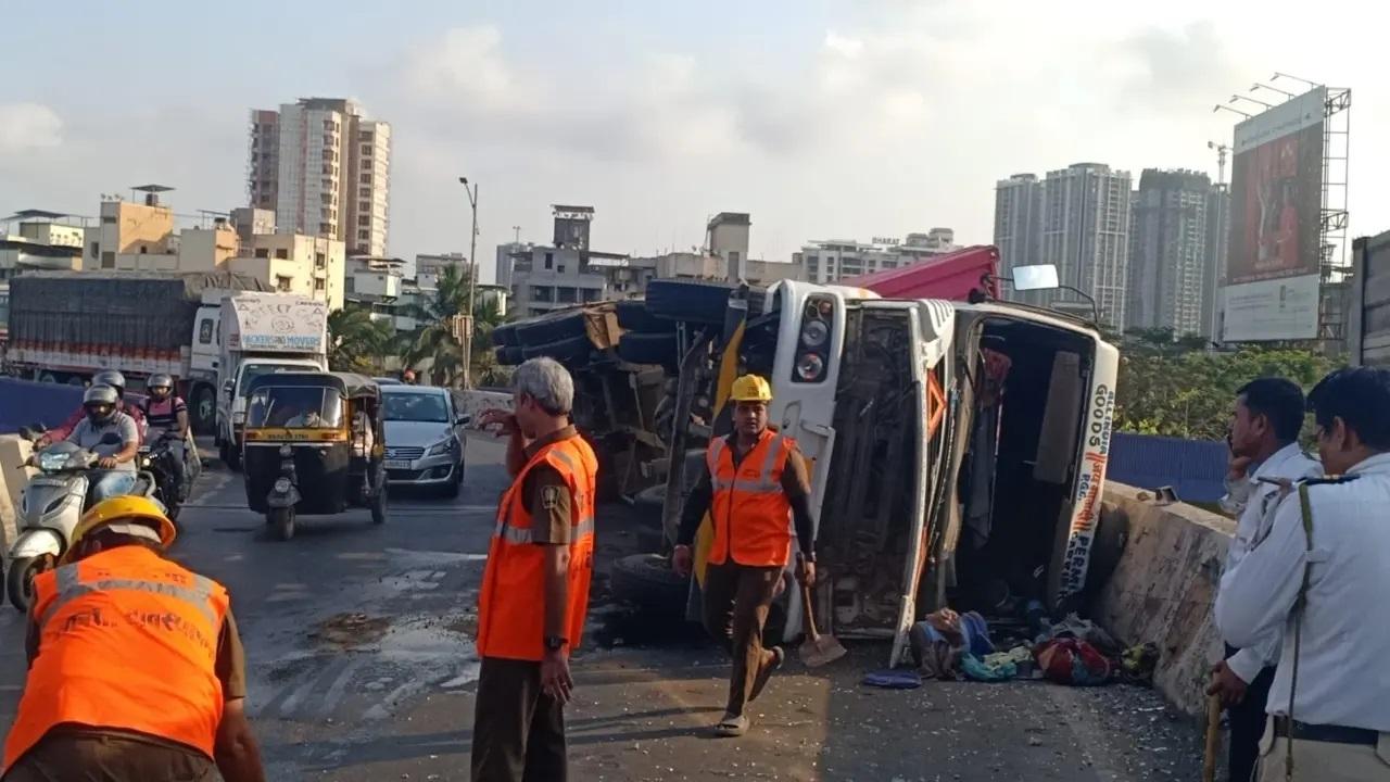 ठाणे नागरिक निकाय के आपदा प्रबंधन सेल के प्रमुख यासीन तडवी ने कहा, माजीवाड़ा पुल पर दुर्घटना में कोई घायल नहीं हुआ.