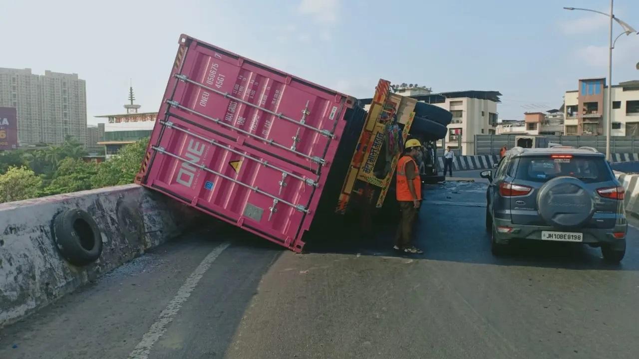 ट्रक गुजरात के वापी से नवी मुंबई के जवाहरलाल नेहरू पोर्ट ट्रस्ट (जेएनपीटी) जा रहा था.