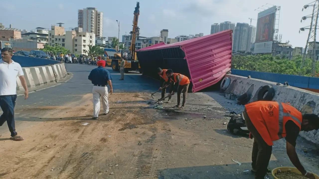 नगर निगम अधिकारियों ने बताया कि घटना में कोई घायल नहीं हुआ.