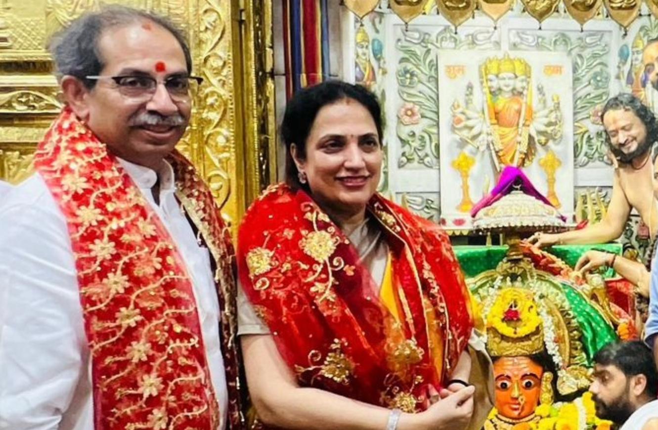 इस दौरान ठाकरे परिवार में मुंबई की मुंबा देवी के दर्शन कर उनका आशीर्वाद लिया. 