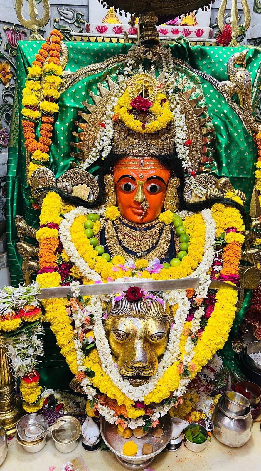 प्रचार के आखिरी दिन उद्धव ठाकरे ने विक्रोली, दादर और भगत सिंह नगर में जनसभा को संबोधित किया. साथ ही शिवसेना (UBT) को मतदान करने का आग्रह किया. महाविकास अघाड़ी की प्रेस कॉन्फ्रेस में शनिवार को उद्धव ठाकरे ने शिरकत की. जिसमें कांग्रेस अध्यक्ष मल्लिकार्जुन खरगे और शरद पवार भी मौजूद थे.