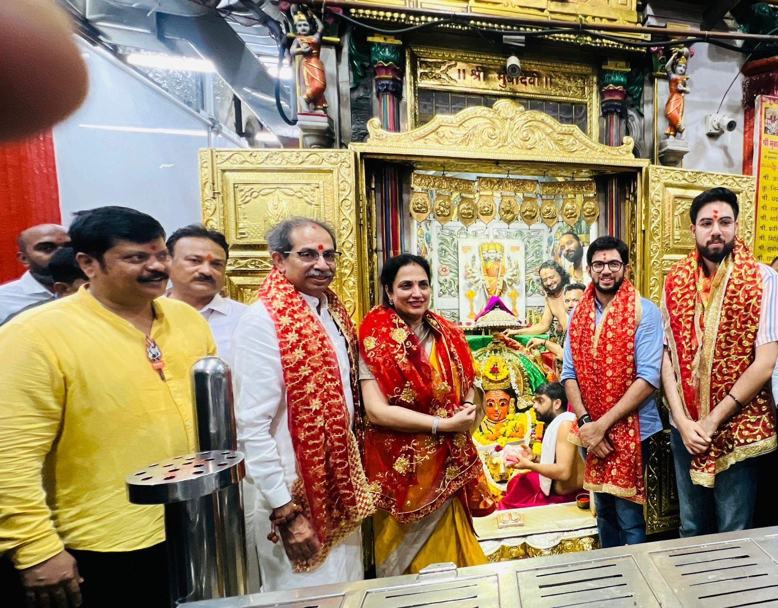 20 मई को मुंबई में हो रहे लोक सभा चुनाव से पहले ठाकरे परिवार में मुंबा देवी की आराधना की. 