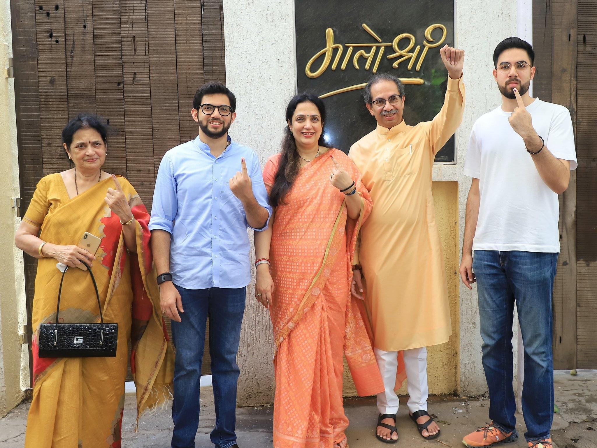 उद्धव ठाकरे के साथ इस दौरान उनकी पत्नी रश्मि ठाकरे, बेटे आदित्य ठाकरे और तेजस ठाकरे भी दिखाई दिए. 