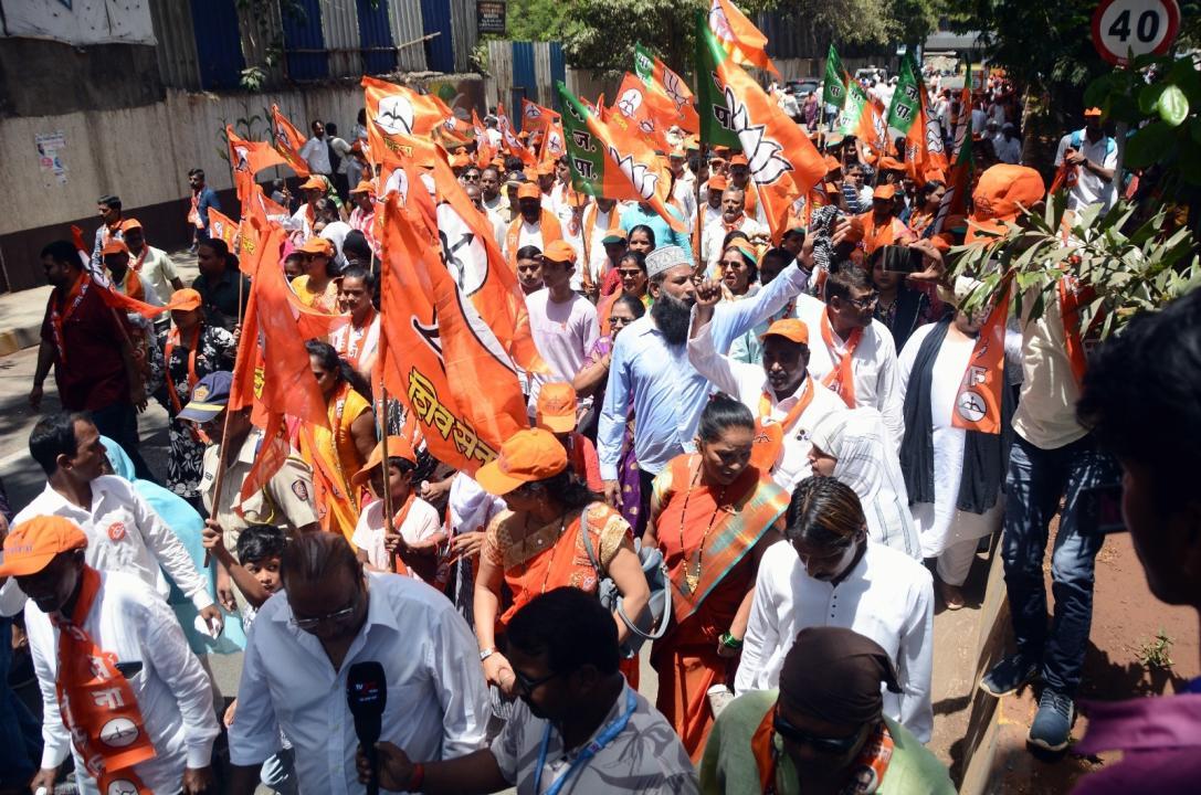 शुक्रवार को बांद्रा में महायुति उम्मीदवारों के रोड शो में सैकड़ों लोगों को शामिल होते देखा गया. तस्वीरें/समीर आबेदी