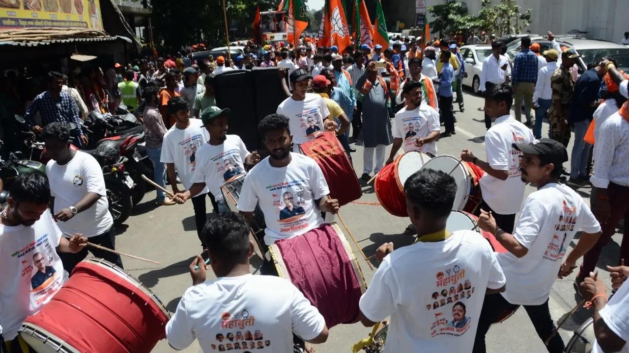 रवींद्र वायकर ने अपने चुनावी प्रतिद्वंद्वी के पिता और मौजूदा शिवसेना सांसद गजानन कीर्तिकर की जगह ली है.