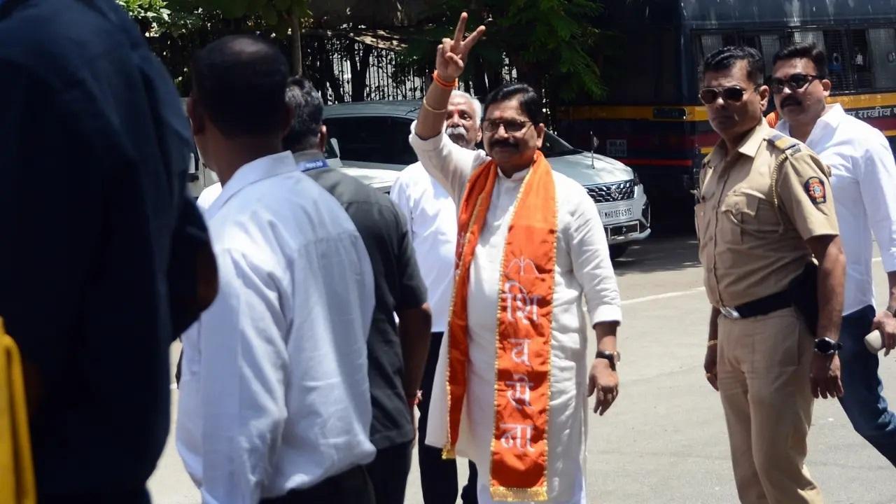 महाराष्ट्र के मुख्यमंत्री एकनाथ शिंदे के नेतृत्व वाली शिवसेना ने विधायक रवींद्र वायकर को मुंबई उत्तर पश्चिम लोकसभा क्षेत्र से अपना उम्मीदवार नामित किया है.