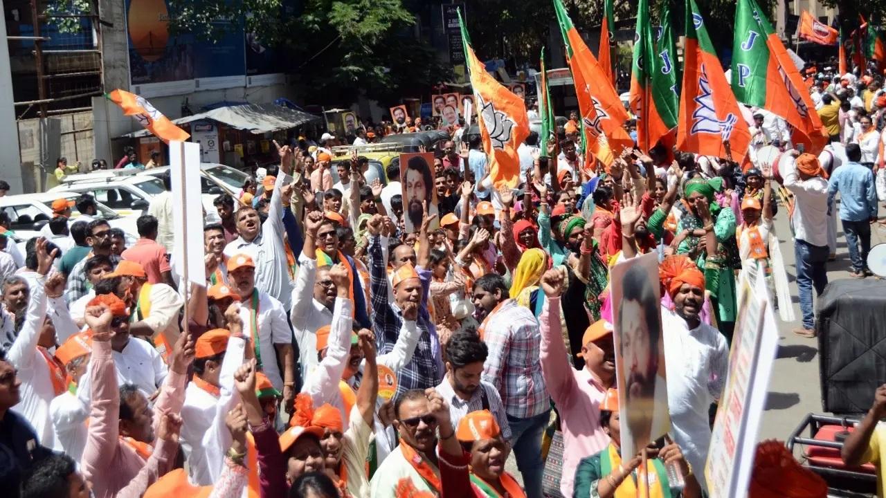 इस बीच, महाराष्ट्र सरकार के एक आधिकारिक बयान में कहा गया है कि भाजपा उम्मीदवार उज्ज्वल निकम ने उन सभी मामलों में विशेष लोक अभियोजक के पद से इस्तीफा दे दिया है, जहां वह राज्य का प्रतिनिधित्व कर रहे थे.