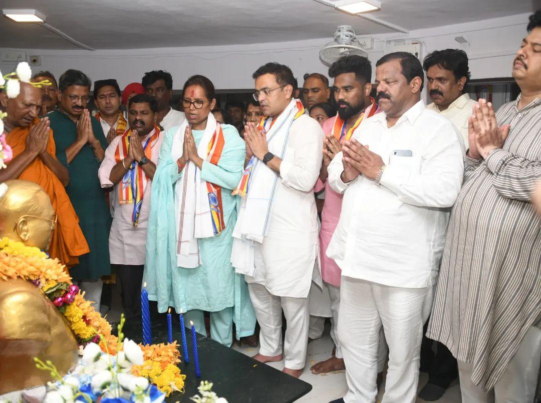 वर्षा गायकवाड ने कहा कि लोकसभा चुनाव देश के लिए एक दिशा है और यह लोकतंत्र और संविधान को बचाने की लड़ाई है. यह दो विचारों की लड़ाई है, एक जोड़ने वाले, संविधान-प्रेमी और सत्तावादी, मानवतावादी के बीच.`