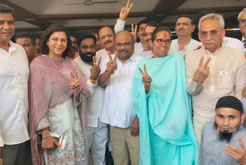 नामांकन दाखिल करने से पहले कांग्रेस की पूर्व सांसद प्रिया दत्त वर्षा गायकवाड के साथ प्रचार रैली में शामिल होती दिखाई दी. इस दौरान पूर्व मंत्री असलम शेख, आम आदमी पार्टी के रूबेन रिचर्ड, समाजवादी पार्टी के जिला अध्यक्ष हारून रशीद, राष्ट्रवादी कांग्रेस पार्टी के मिलिंद कांबले, विधायक अमीन पटेल, पूर्व सांसद हुसैन दलवई, शिव सेना विभाग प्रमुख महेश पेडनेकर, पूर्व विधायक अशोक जाधव, बलदेव खोसा और अन्य उपस्थित थे.