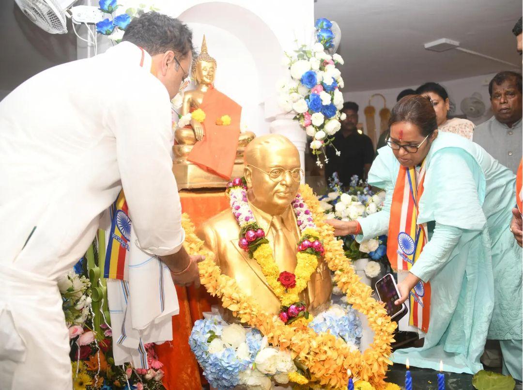 उन्होंने आगे कहा, `वैश्विक वित्तीय केंद्र को कहीं और ले जाया गया, हीरा उद्योग को गुजरात ले जाने की कोशिश की गई, जब कोई ज़रूरत नहीं थी तब मुंबई में बुलेट ट्रेन चलाई गई. लोगों को बेघर कर उन जगहों को उद्योगपतियों के गले में डालने का काम चल रहा है. बीजेपी ने 10 साल में मुंबई के लिए कुछ नहीं किया बल्कि मुंबई के साथ अन्याय किया है.` 