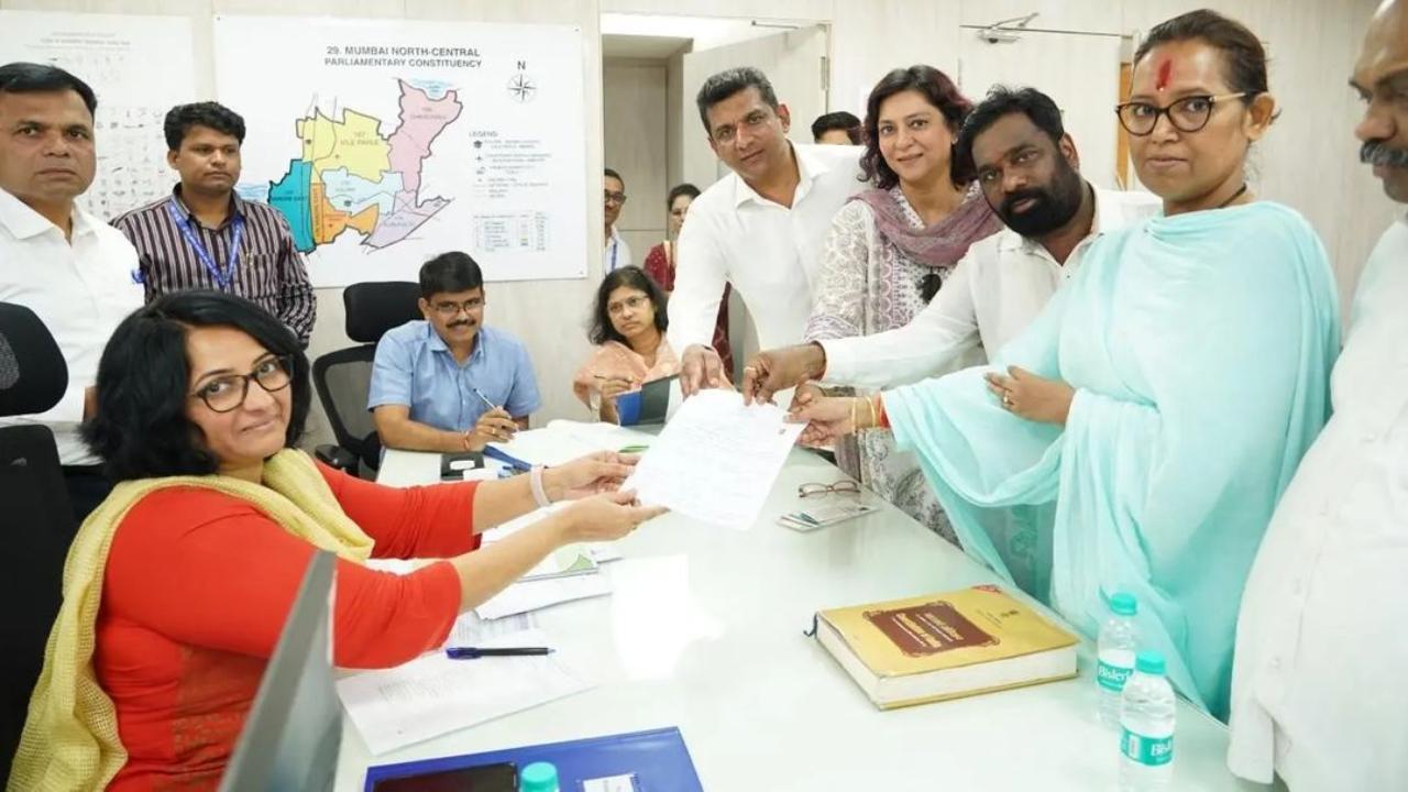 मीडिया से बात करते हुए वर्षा गायकवाड ने कहा, `बीजेपी ने मुंबई की अस्मिता पर हमला किया है. मुंबई के महत्व को कम करने के लिए मुंबई के महत्वपूर्ण उद्योगों और संस्थानों को अन्य स्थानों पर स्थानांतरित कर दिया गया.` 
