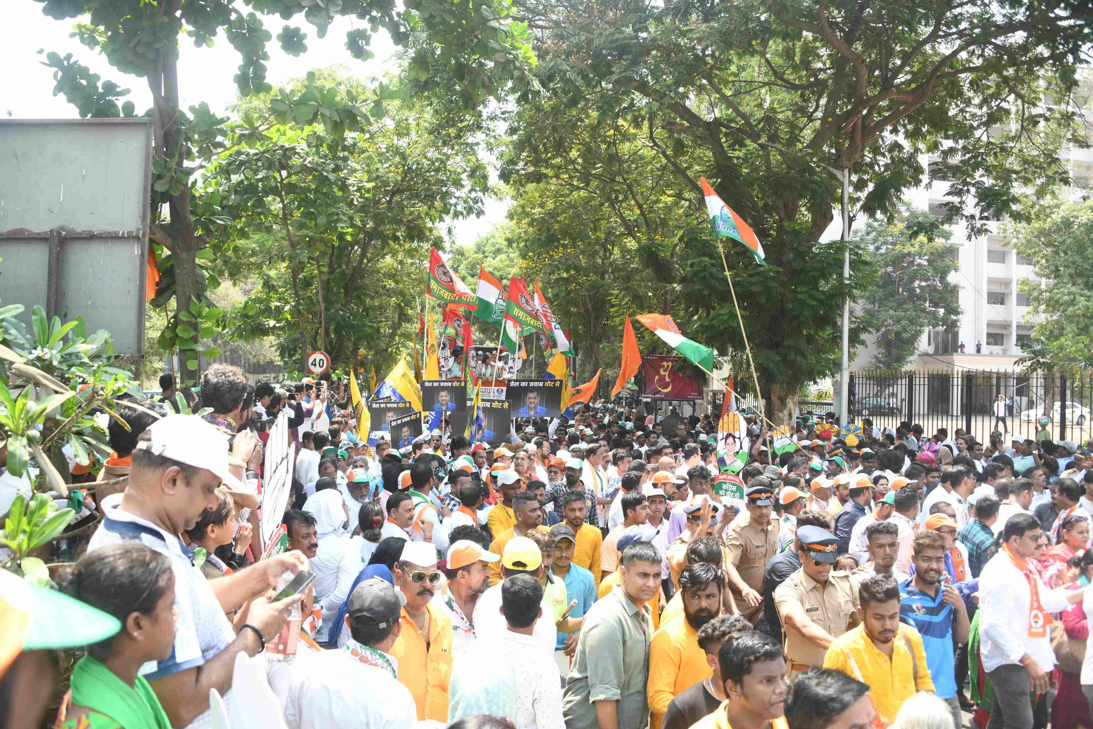 गायकवाड ने कहा, `भाजपा ने जातिवाद और सामाजिक विद्वेष पैदा करने का काम किया है. मुंबई कांग्रेस में कोई विवाद नहीं है, नसीम खान, भाई जगताप समेत सभी नेताओं से चर्चा हो चुकी है और कोई नाराजगी नहीं है, इन सभी नेताओं का समर्थन और आशीर्वाद हमारे साथ है. यह चुनाव सभी मिलकर लड़ने जा रहे हैं.`
