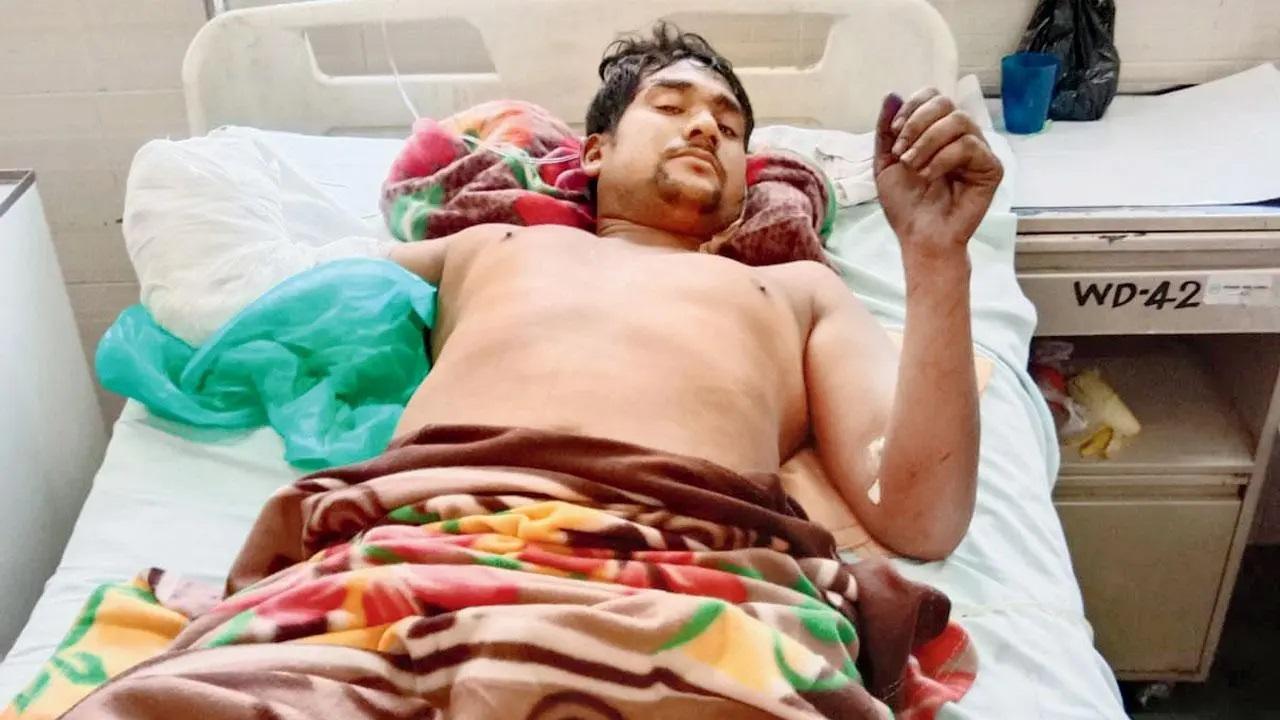 राजेंद्र कुमार के गाल और पीठ पर चाकू मारा गया